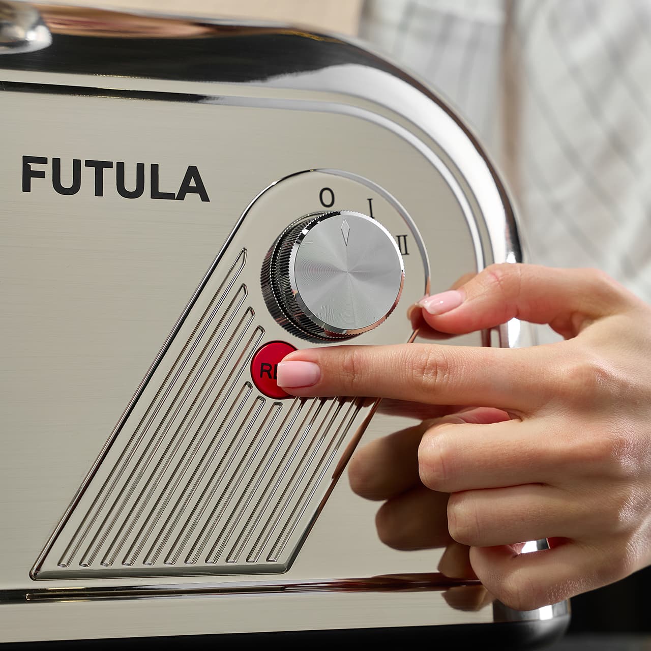 Futula MG6 оснащена функцией реверса, которая позволяет изменить направление вращения шнека и быстро освободить его при застревании мяса