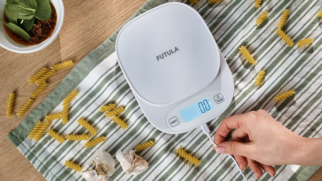 В отличие от младших моделей, Futula Kitchen Scale 4 оснащены встроенным аккумулятором на 800 mAh, который обеспечивает гаджету длительное время автономной работы. Зарядка батареи осуществляется через порт micro-USB