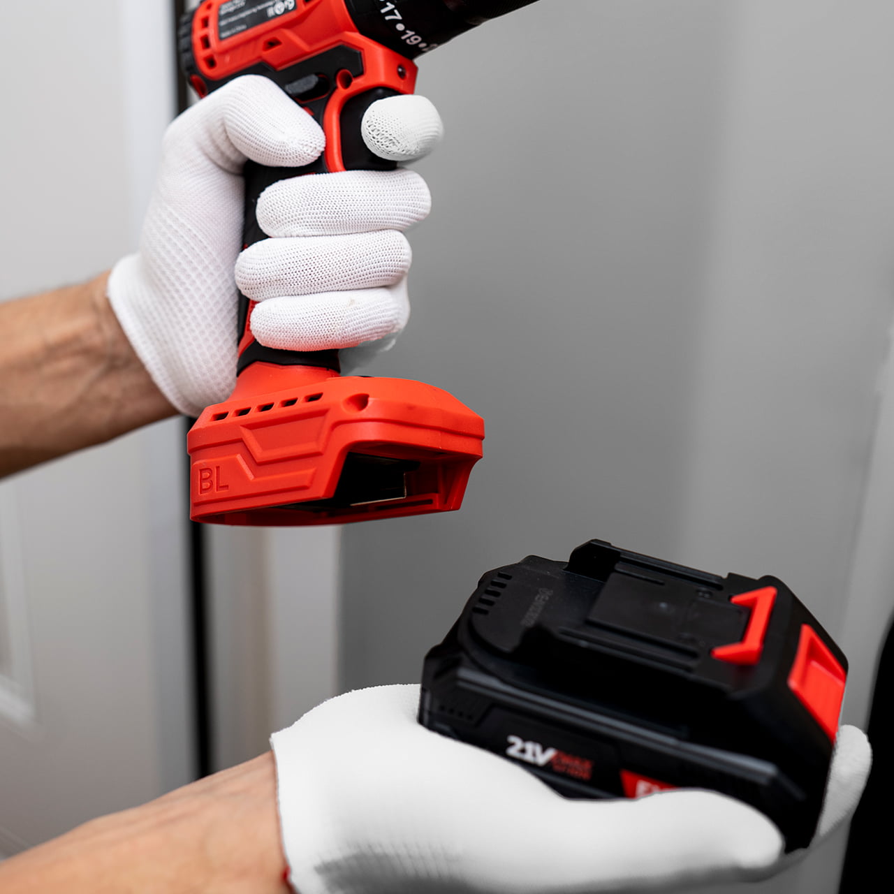 Шуруповёрт укомплектован аккумулятором на 1500 мАч с напряжением 21 В, обеспечивающим длительное время работы