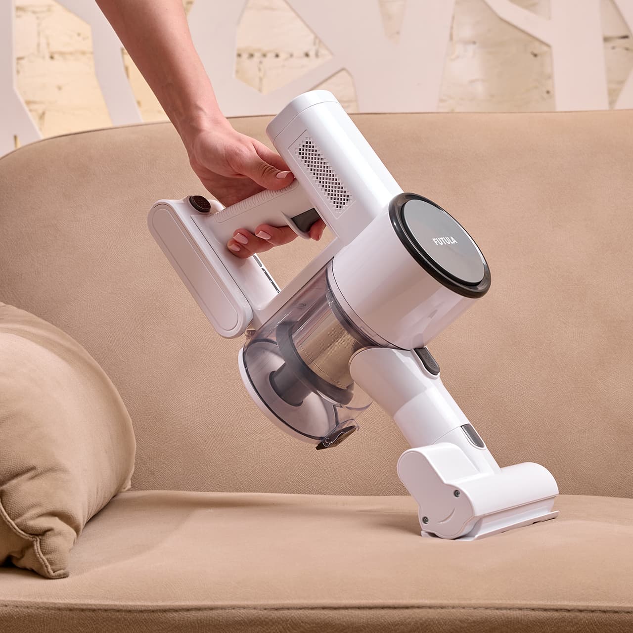 Futula Cordless Vacuum Cleaner V10 укомплектован специальной моторизованной турбо-щёткой
