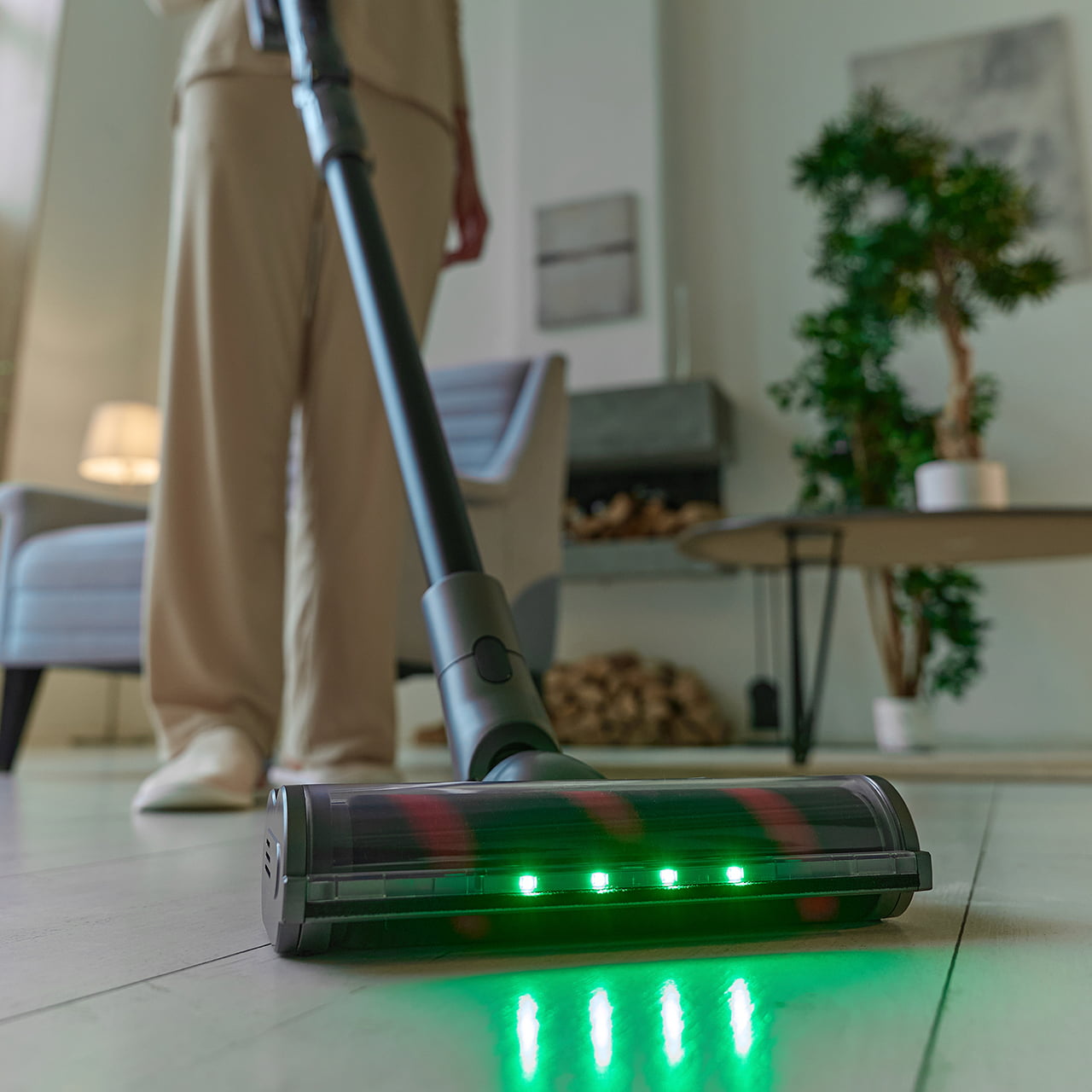 Основная турбо-щётка пылесоса оснащена яркой LED-подсветкой, которая автоматически включается вместе с пылесосом