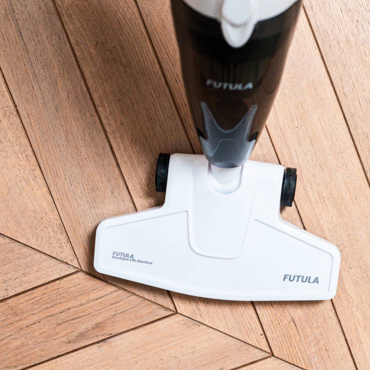 Futula V2 отлично подходит для эффективной уборки на любых видах твёрдых напольных покрытий, таких как линолеум, ламинат, керамогранит или паркетная доска.