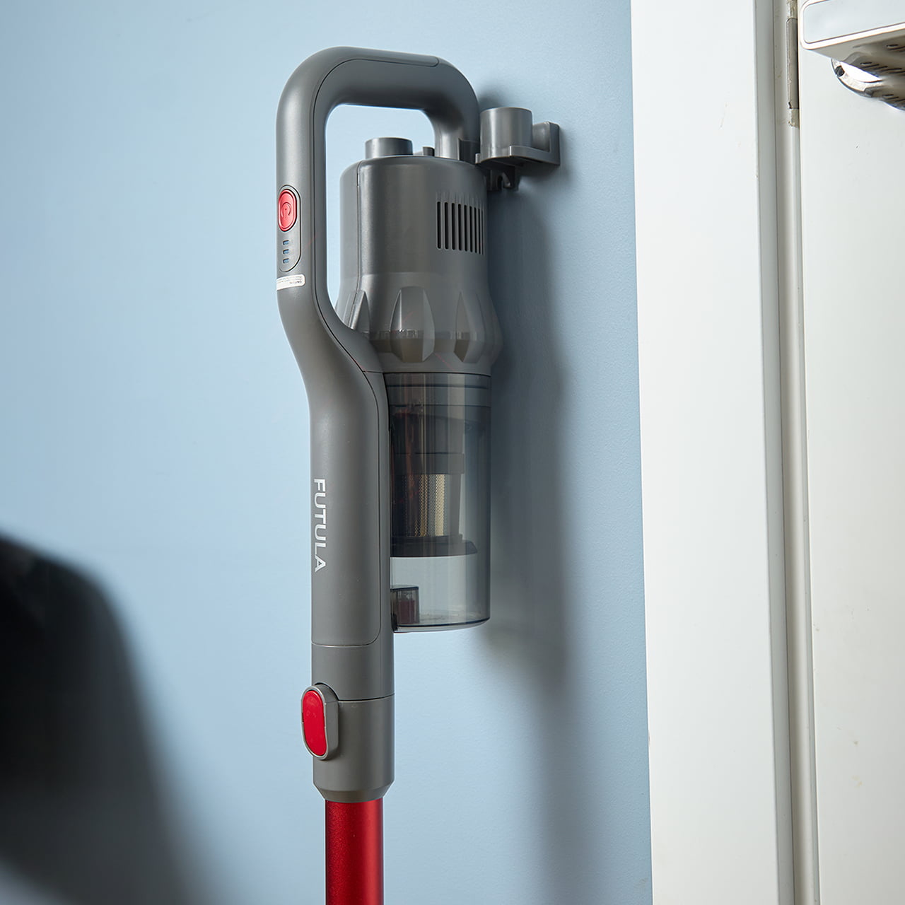 Настенное крепление позволяет не только разместить пылесос в любом удобном для вас месте, но и аккуратно хранить все его насадки, держа всё под рукой в быстром доступе
